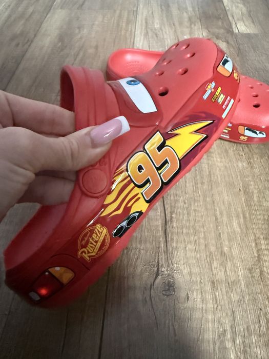 светещи кроксове Макуин