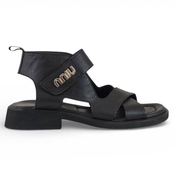 Модерни дамски сандали от естествена кожа.