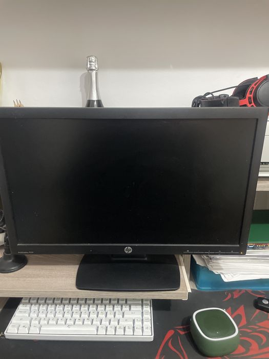 Monitor lg  , 75hz vine cu tot cu cablu de pornire