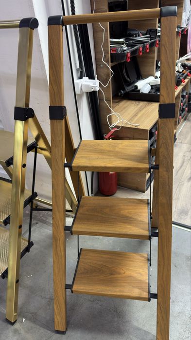 Стремянка золотистая  для дома