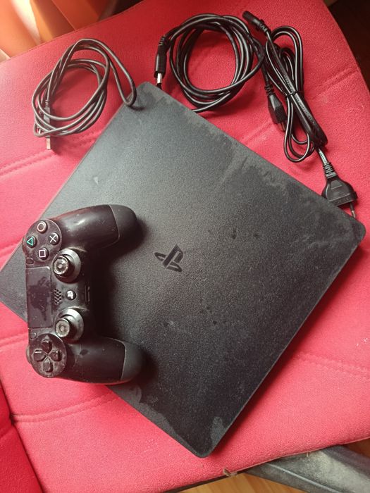 Vând ps4 + Controller roșu