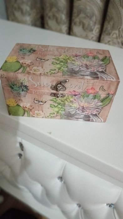 Продам вместительную шкатулку