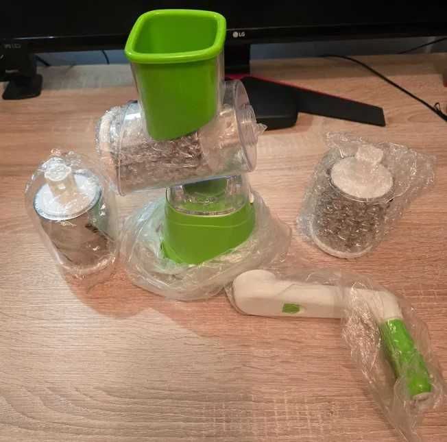 Platou cu farfurii de dulceață și ustensile de bucătărie