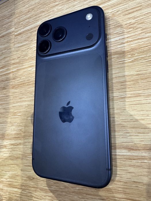 iPhone 17 Pro Max 512GB Deep Blue | Гаранция А1 | 96% Батерия (292 цикъла) | Пълен комплект + 2 кейса AmazingThing