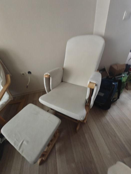 кресло с мека част и дървена рамка  и табуретка за крака