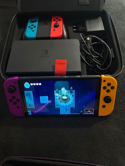 Nintendo Switch Oled Пълен комплект с допълнителни джойкони и калъфи