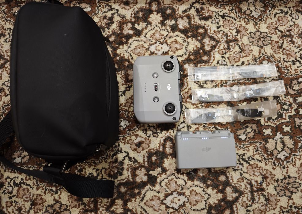 Батерии с хъб, дистанционно, чанта и резервни перки за DJI Mini 2