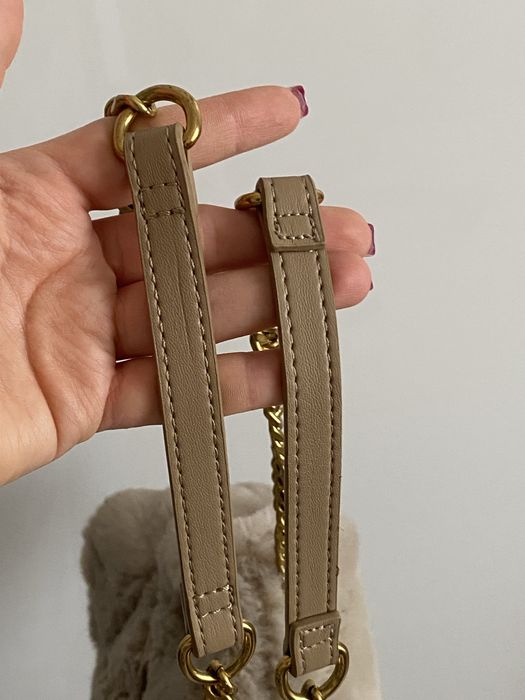Geanta Liu Jo Lapuffy bej, faux fur, ca noua, lant auriu, originala
