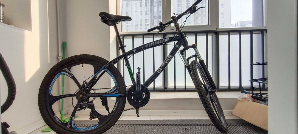 Велосипед BMW на литых дисках