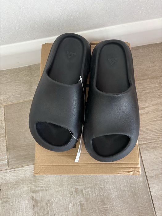 Yeezy slides black