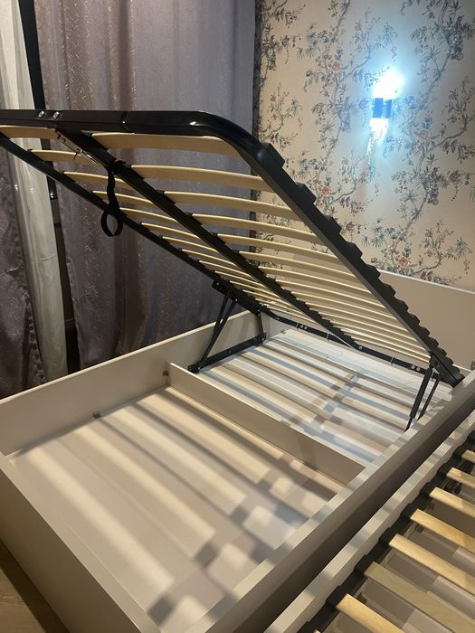 Продам 2 кровати и тумбочку