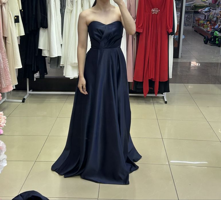 Темно синее вечернее платье