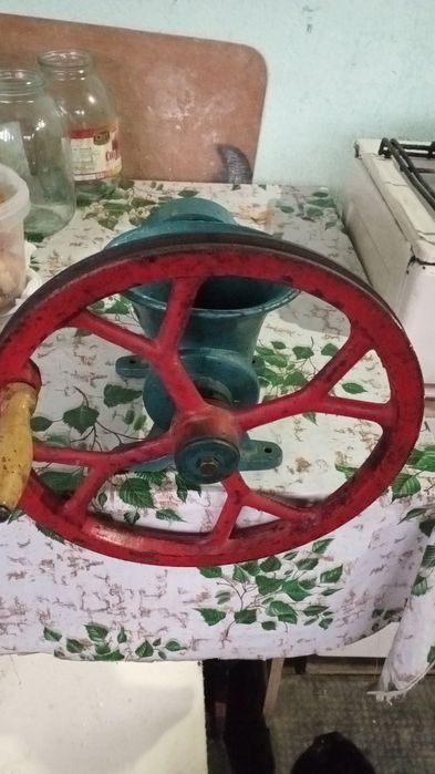 Продам32 большую мясорубку