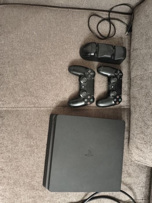 Продаю пс 4 с 2 джостиками и 9 играми