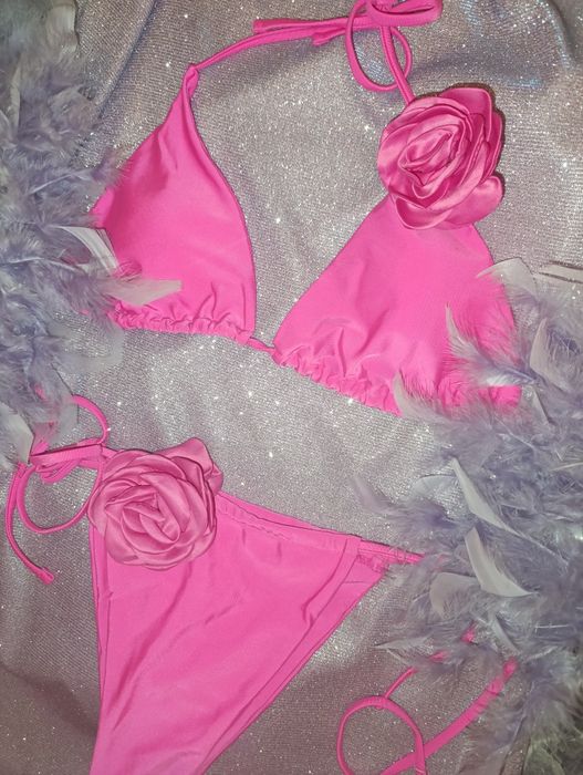 Роскошный купальник ярко розового цвета с розой.