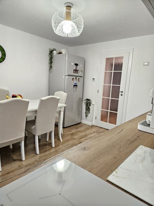 Apartament 3 camere, complet renovat, 2 băi, etaj 1 – Zona Spitalul Județean, Craiova