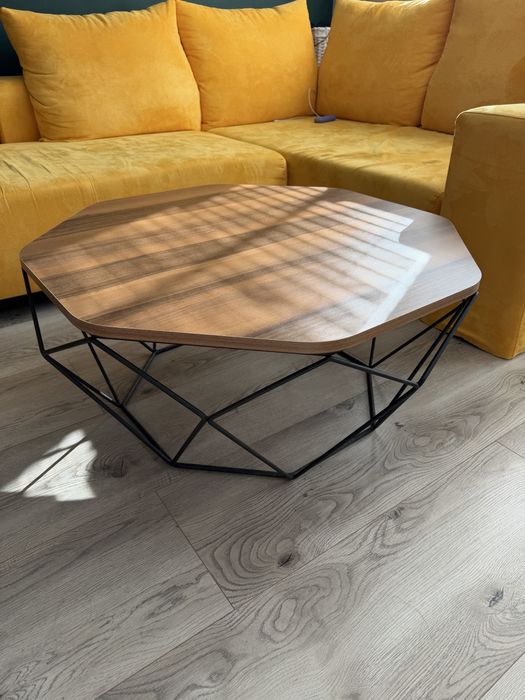 Холна маса от акациево дърво