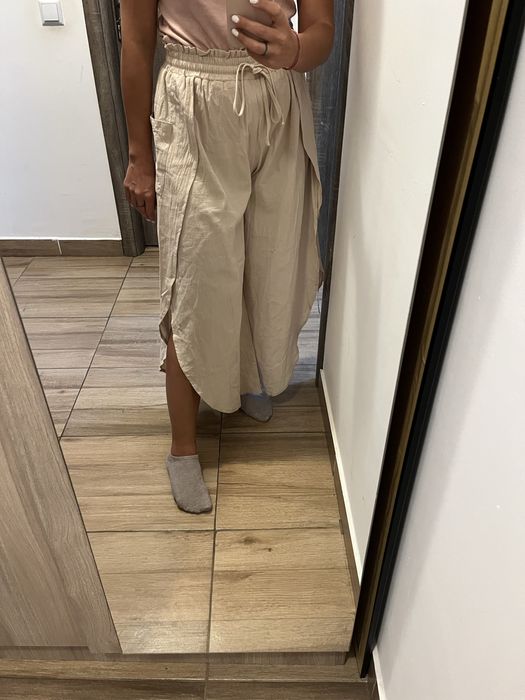 Pantaloni largi cu crăpătură și buzunare