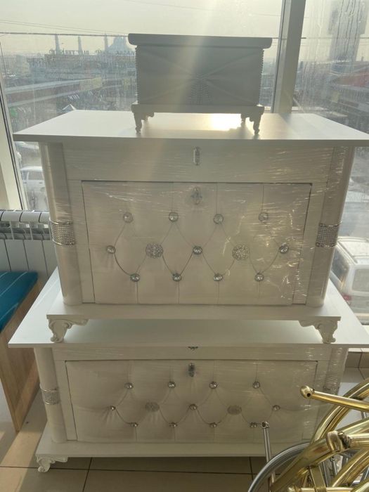 Сундуки в белом цвете кожанная