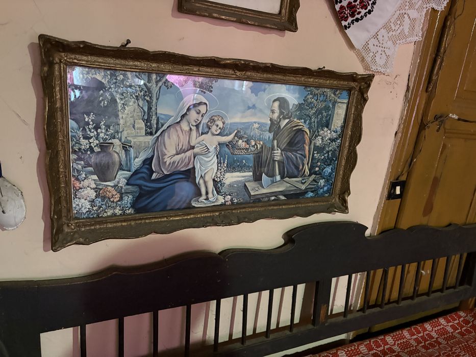 Vand mobilier vechi , ladoi , carpete cusute manual , multe lucru vechi de 100 de ani