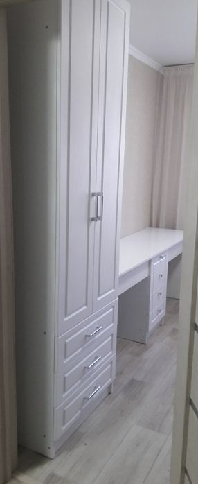 Продам шкаф со столами и тумбой