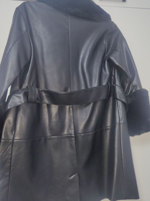 Продаётся  новый кожаный плащ с мехом.