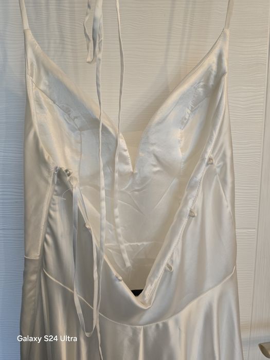 Бяла дълга рокля