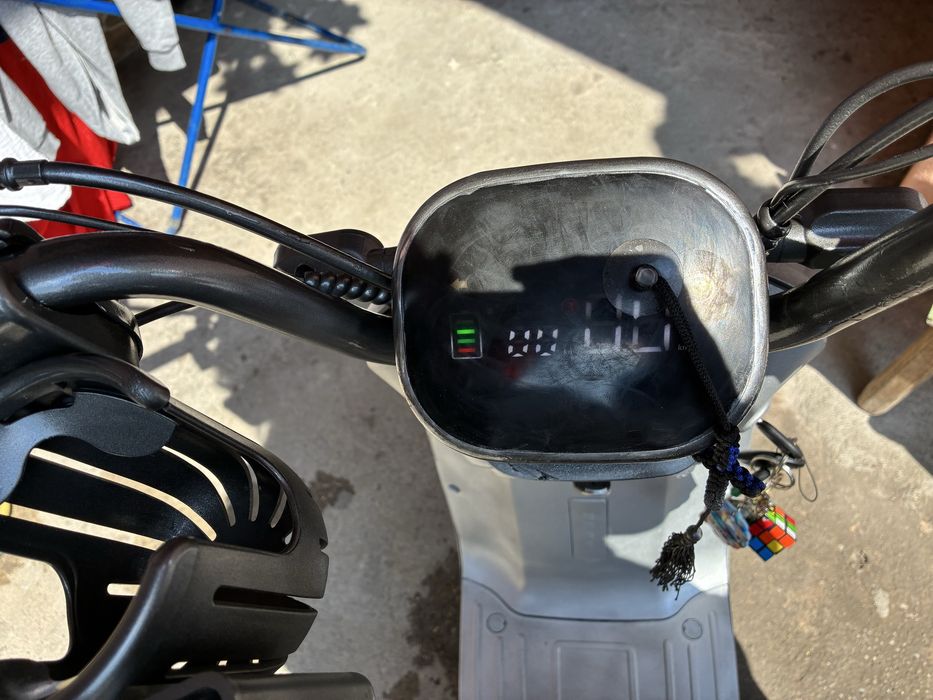 Am de vanzare.  Unu scuter eletrica.  La pret de 1600de lei