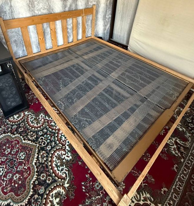 Двуспальная кровать с матрасом