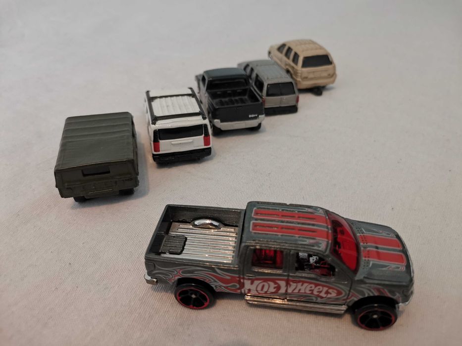 Продавам комплект от шест броя оф-роуд машини за малки и големи деца