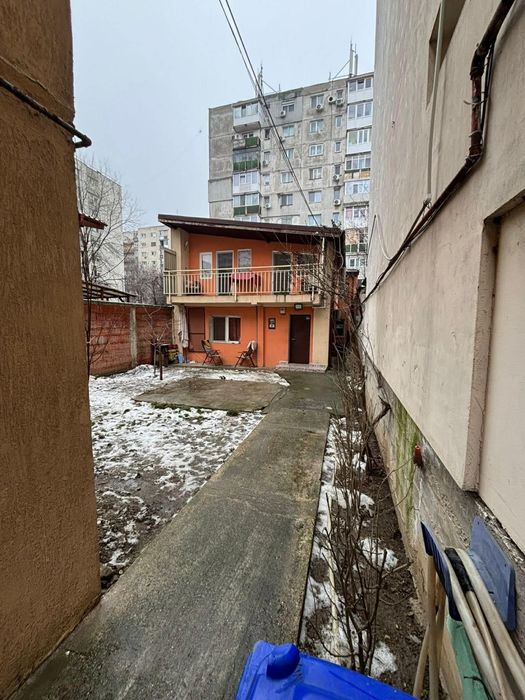 Casa 7 camere plus living pentru chirie