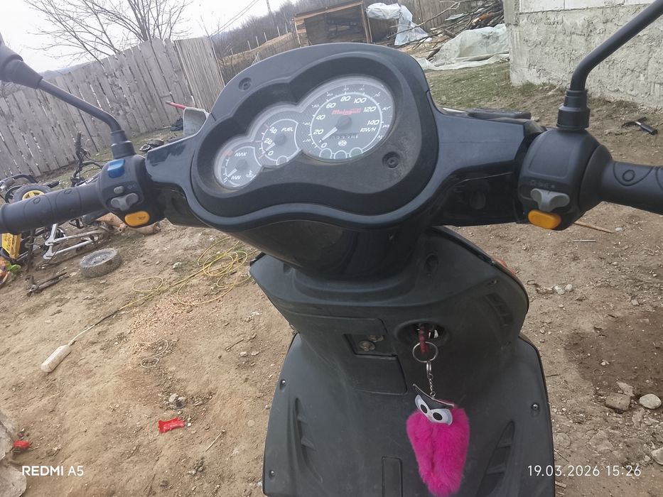 vând scuter malaguti F18