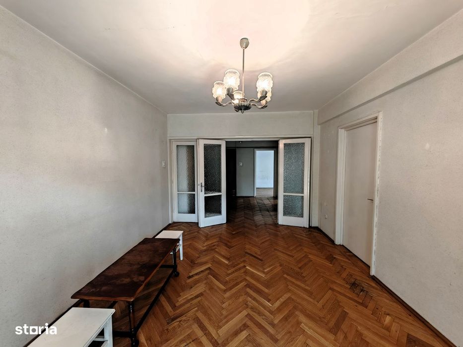 3 cam. deco., central, et. I – lângă Catedrala Inaltarea Domnului