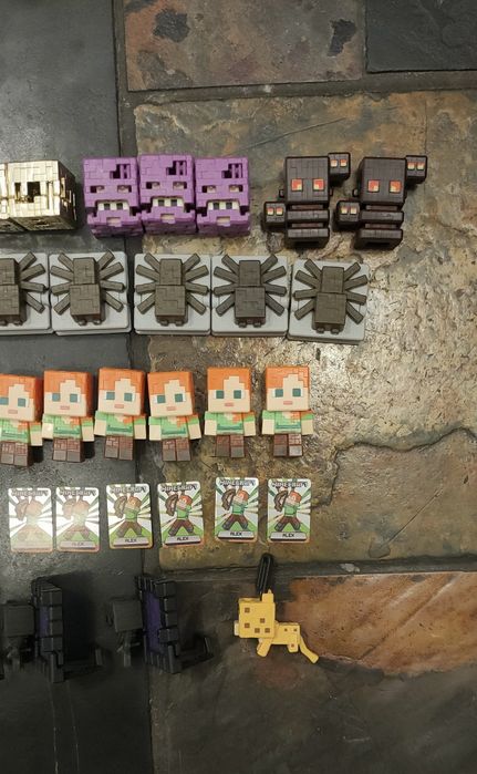 Vând Figurine Minecraft Kinder