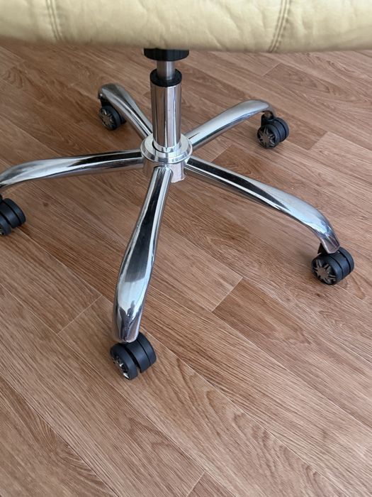 Бежевый офисный стул