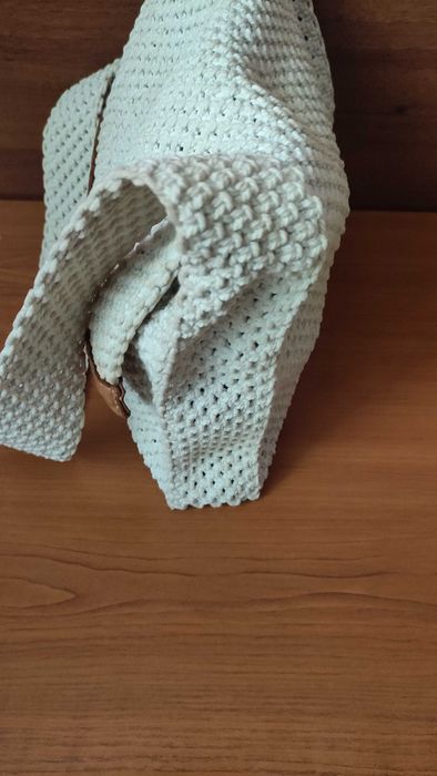 Дамска чанта ръчно плетена на една кука