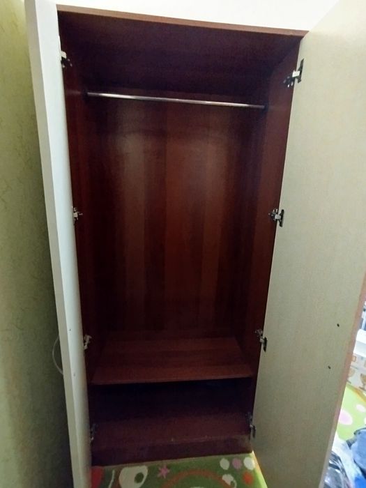 Двухэтажный кровать с шкафом.