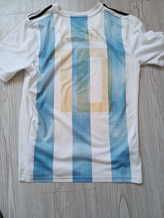 Tricou cu Argentina Pe spate cu Messi  ediție limitată  preț 100lei