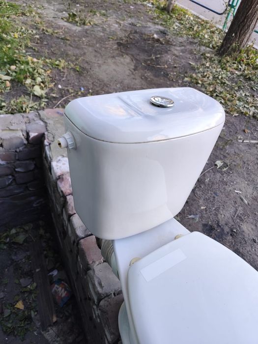 Продам унитаз бу полностью с рабочей арматурой