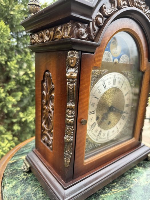 Ceas din lemn cu ornamente bronz, mecanism cu melodii