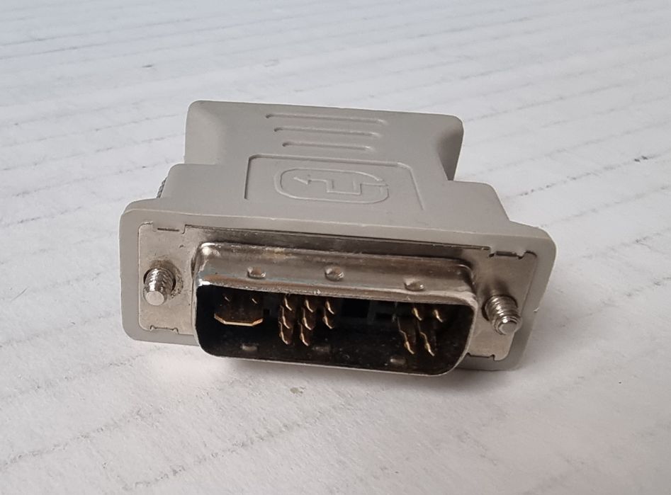 Lot cabluri VGA, DVI-D, scart, alimentare PC, un adaptor DVI - VGA