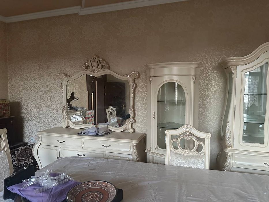 Продаётся китайский комплект спальный гарнитур гостиная стол стул всё