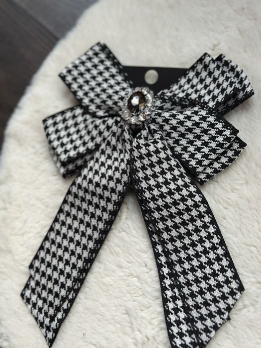 Панделка брошка в черно бял пепит с кристали Zara