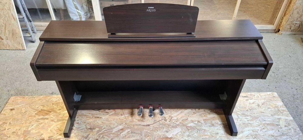 Pianina Yamaha Arius YDP-140 (88 clape) + scaun pian cu reglare inaltime.