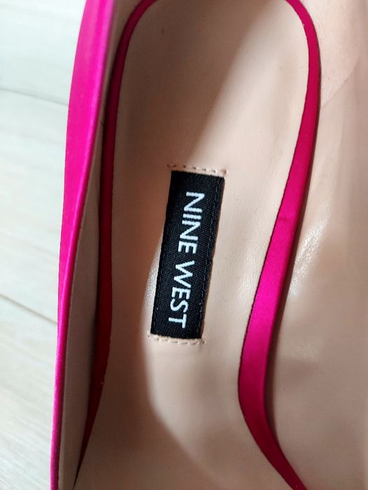 Чисто нови обувки на висок ток