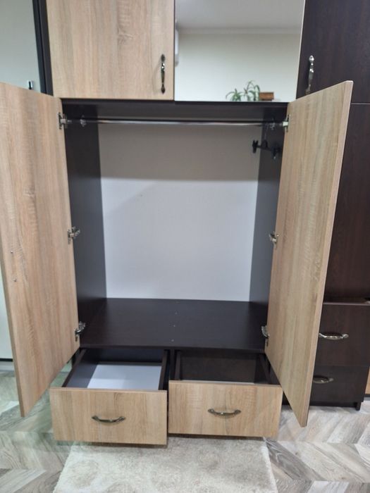 Голям трикрилен гардероб с огледало