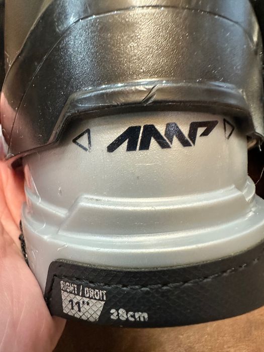 Продам хоккейные щитки 11 размер