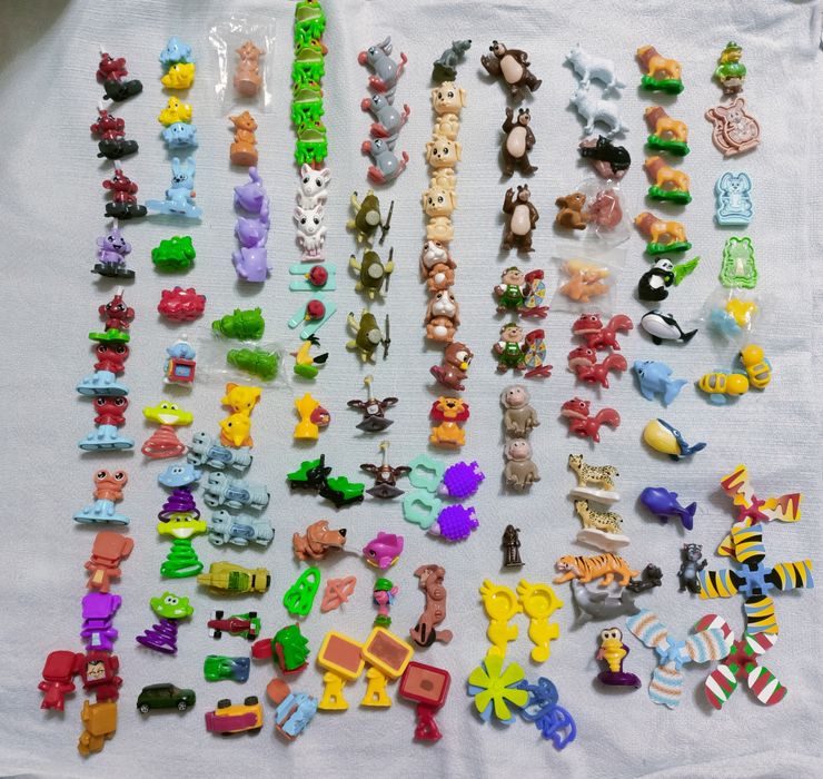 Киндер игрушки  в большом количестве