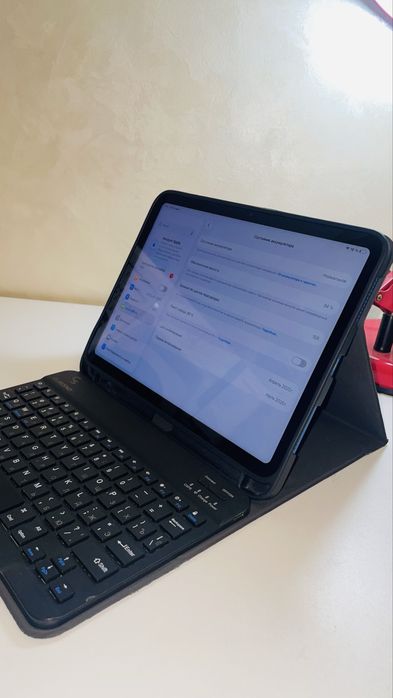 iPad A16 128 ГБ + клавиатура + коробка