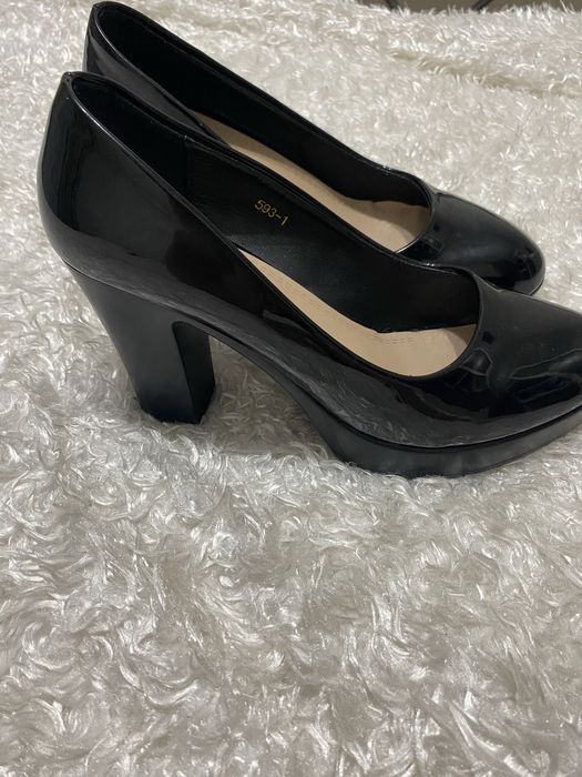 Продам черный туфли на каблуке